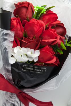BRAND NEW Valentine’s Day Dozen Roses Set Soap Flowers Bouquet - Red