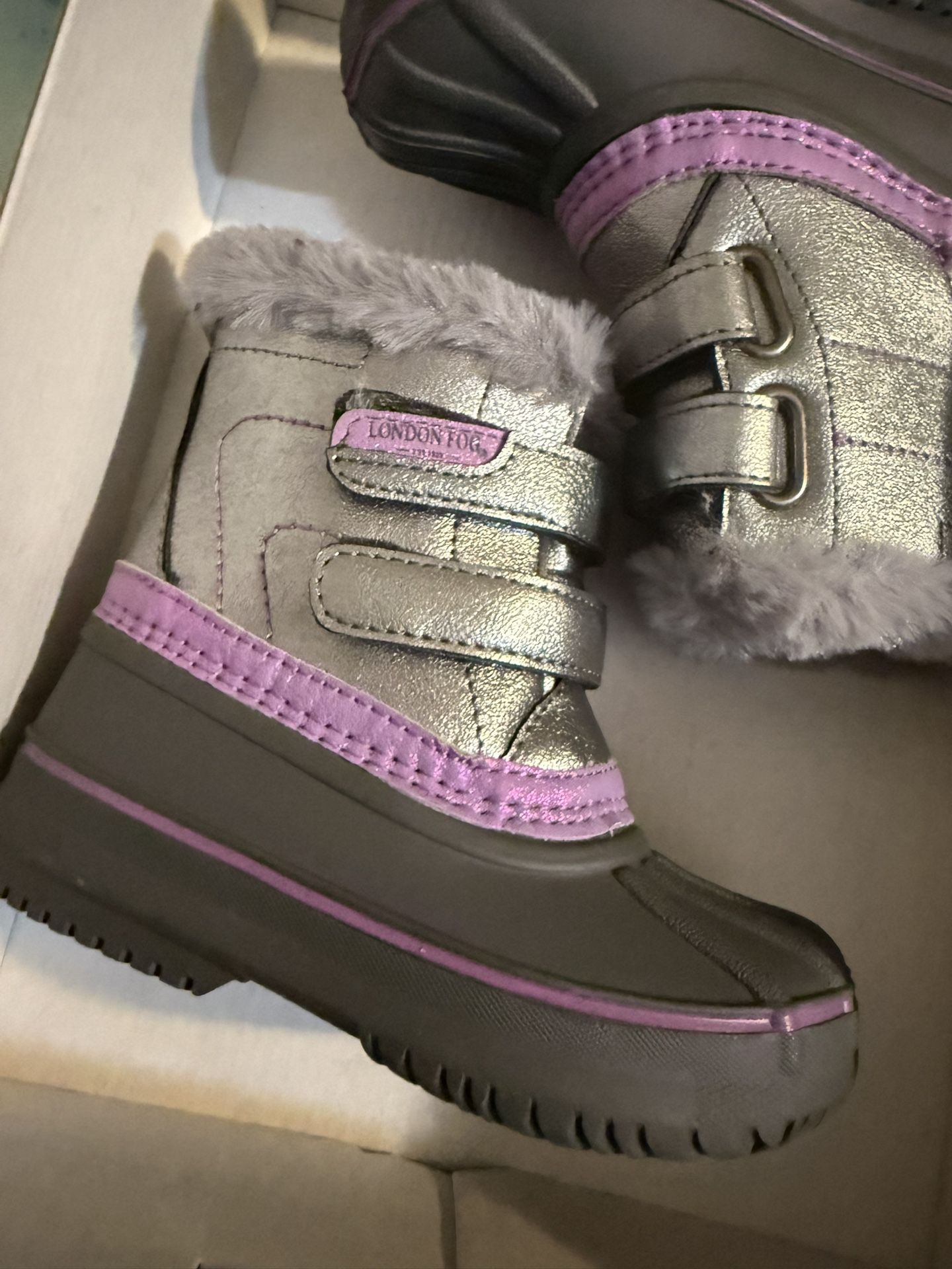 TODDLER SIZE 8 SNOW BOOTS