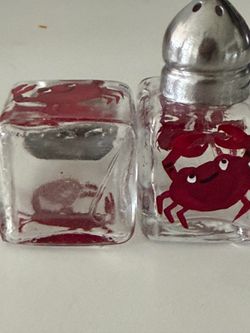 Mini salt and pepper shaker