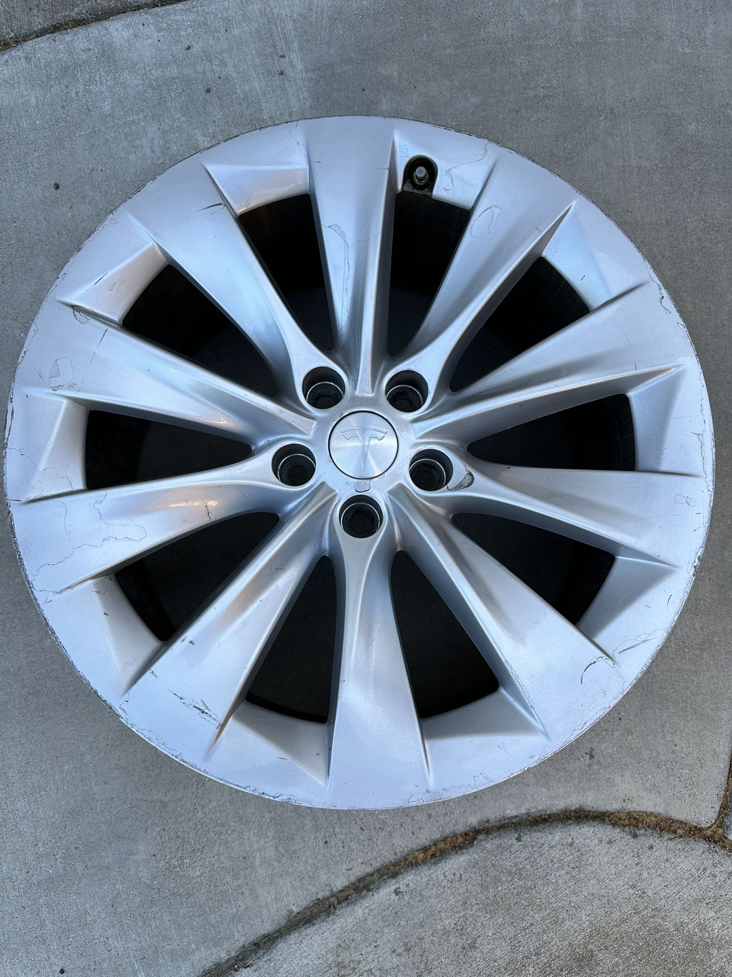 Tesla X Rear Wheel With TPMs Sensor And Center Cup