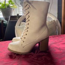Women’s off White Size 8