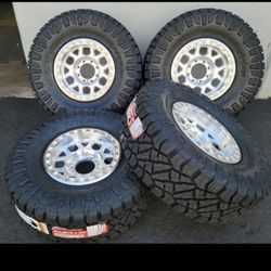 17" KMC beadlocks 35" Toyo MT 