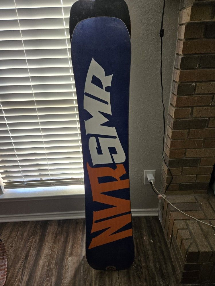 2 Neversummer Snowboards 