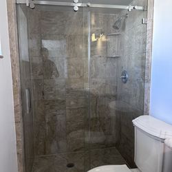Framelesss glass shower door encosurel