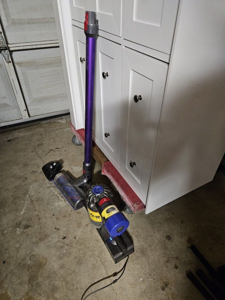 Dyson V8 Vacuum