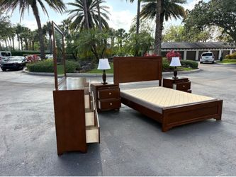 Beautiful Bedroom Set Queen Size Solid Wood Brown Color In Excellent Condition by Ly Furniture