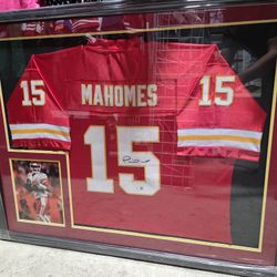 Patrick Mahomes Signed Kansas City Chiefs Jersey Framed NFL Display Collectible
