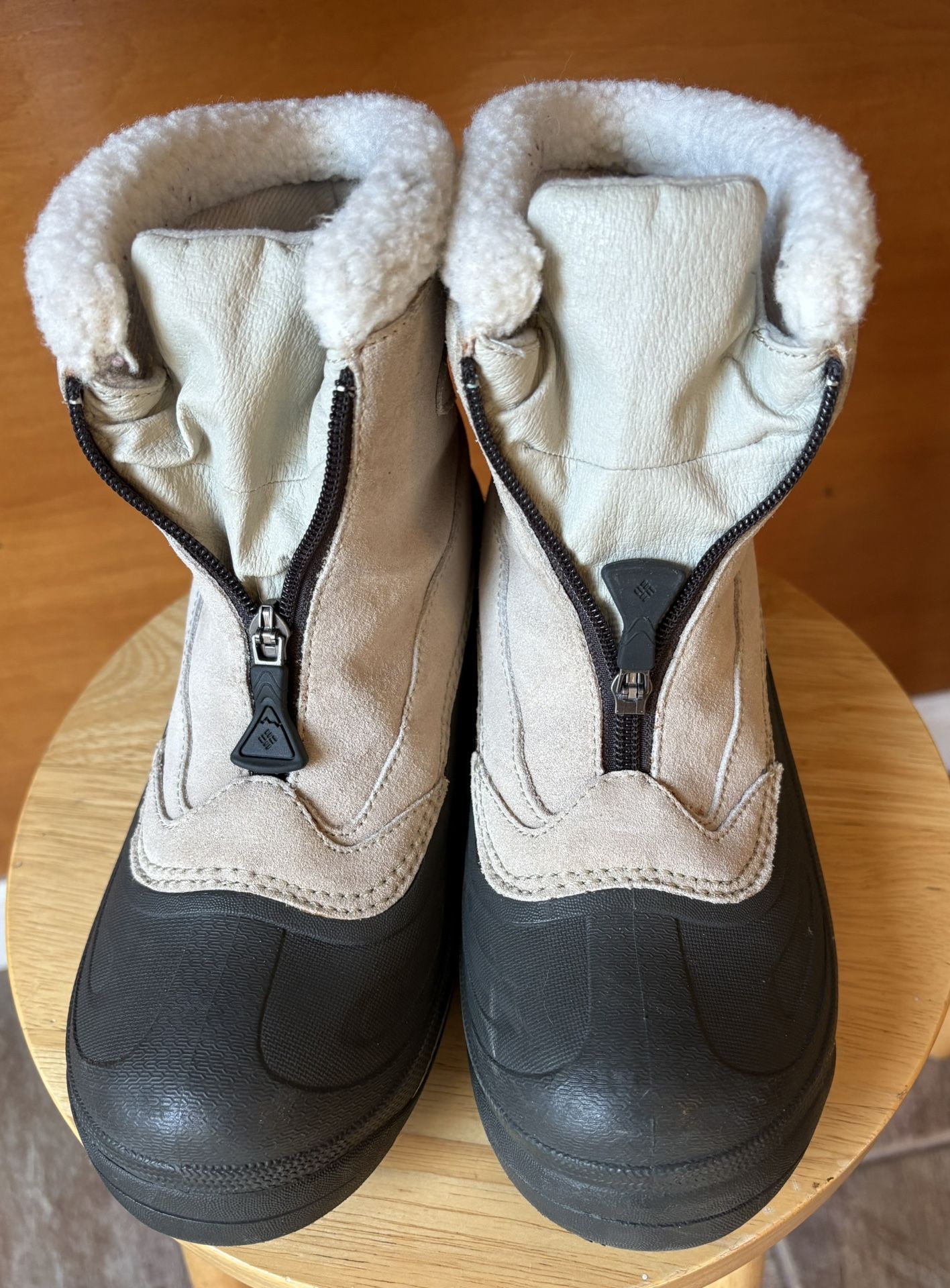 Columbia Woman’s Snow Boots (size 8)