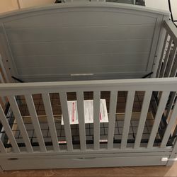 Graco wooden Crib /Daybed