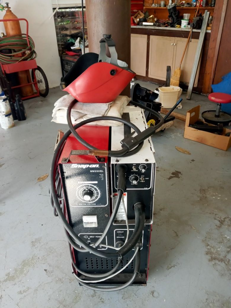 Snap on mig welder. Sl 250 with. Spool gun. Tig torch like new