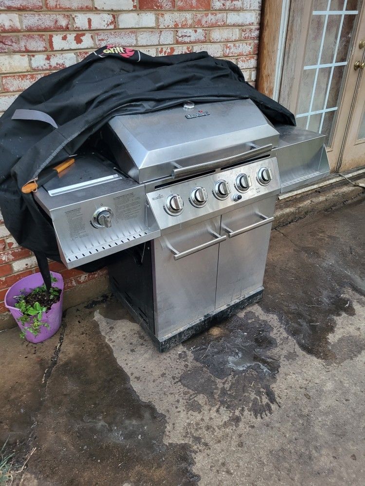 Char Broil Gas Grill Works Great.