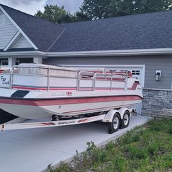 1992 Hurricane 20' Deck Boat 