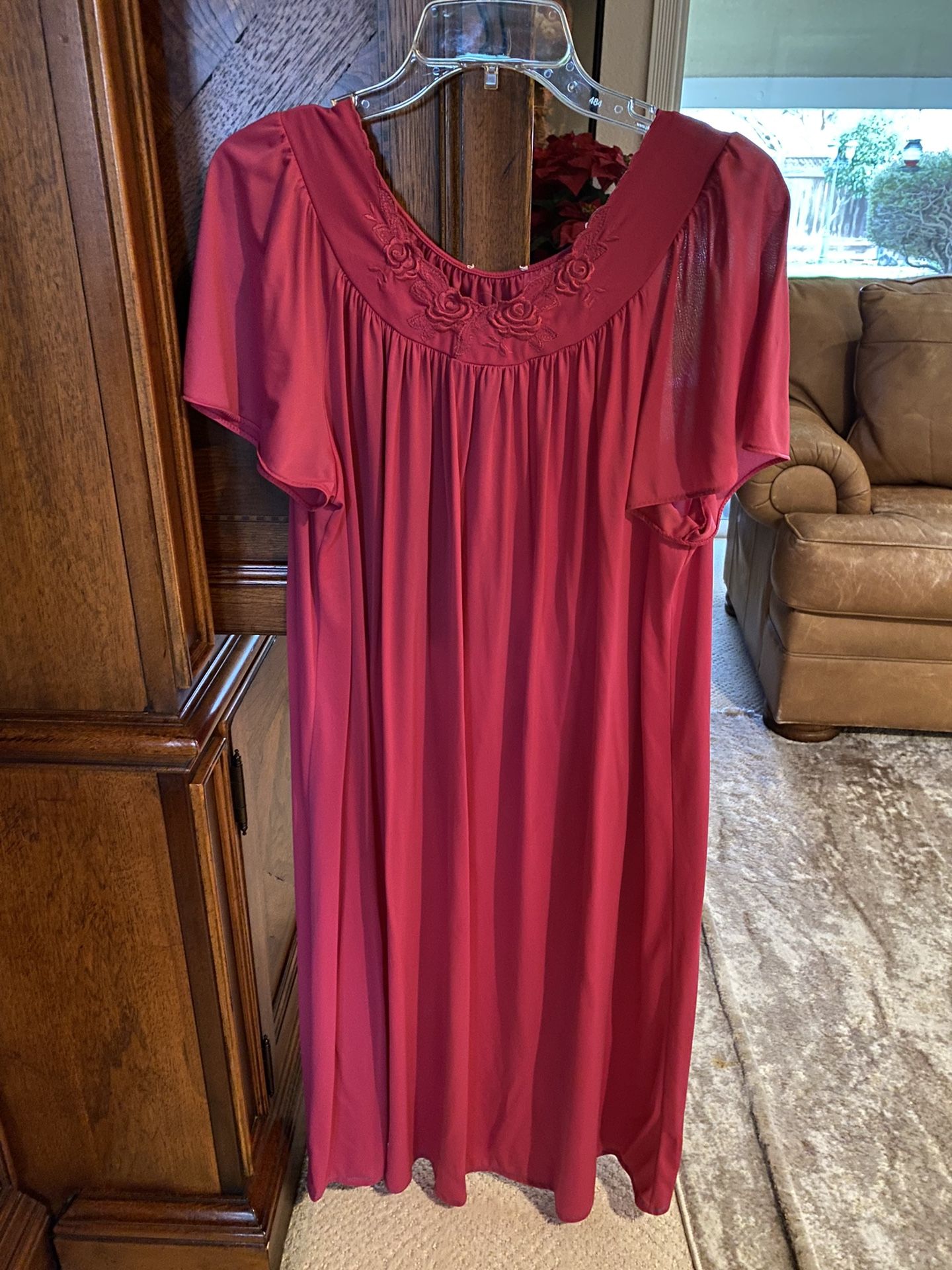 Woman’s Short Nylon Nightgown Size Large