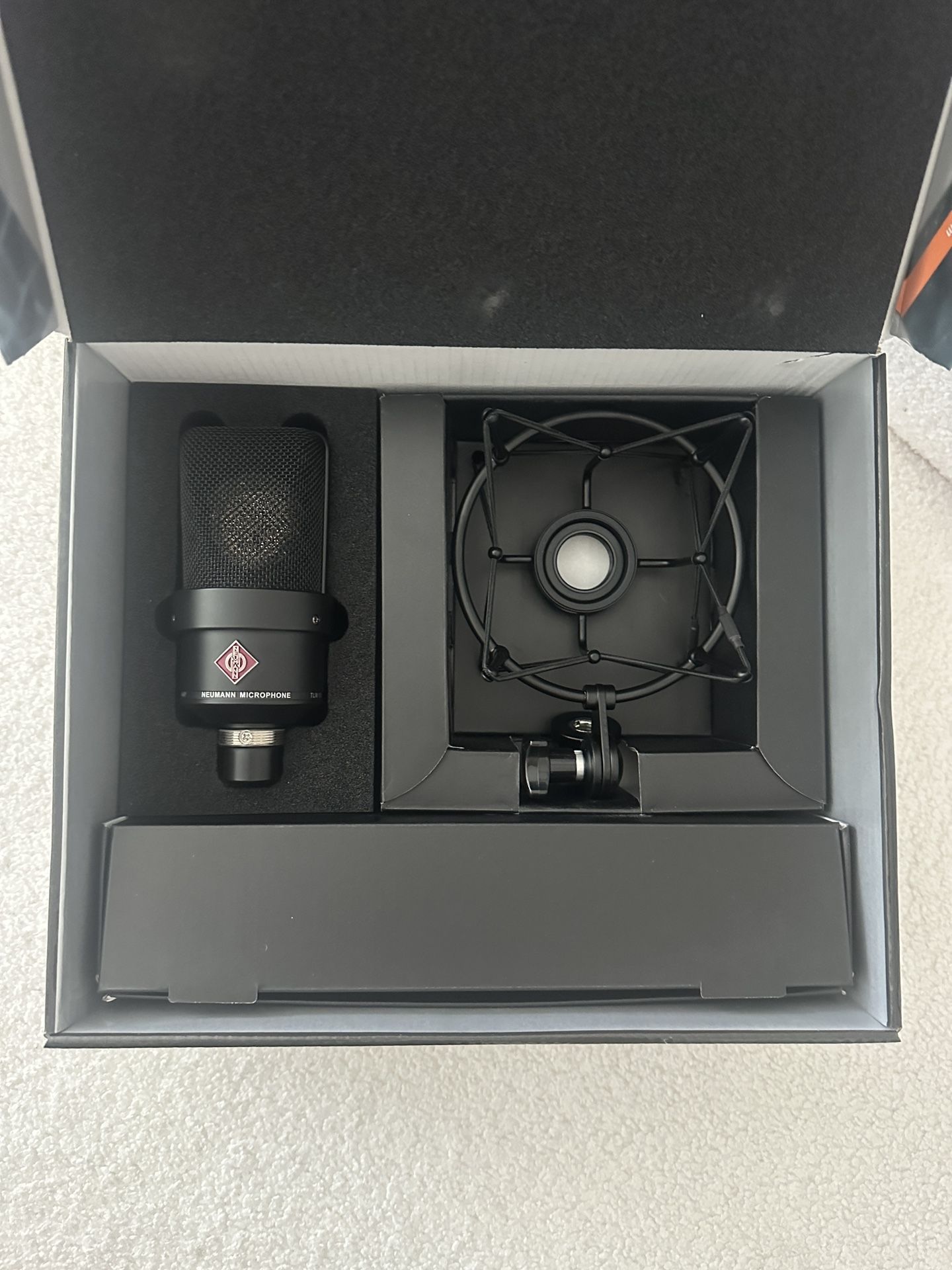 Tlm 103 Black Neumann Studio set (BARELY USED)