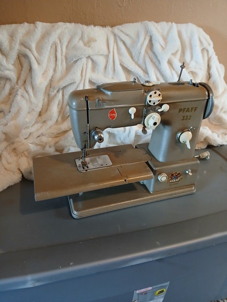 VINTAGE 1957 GERMAN PFAFF 332 SEWING MACHINE 