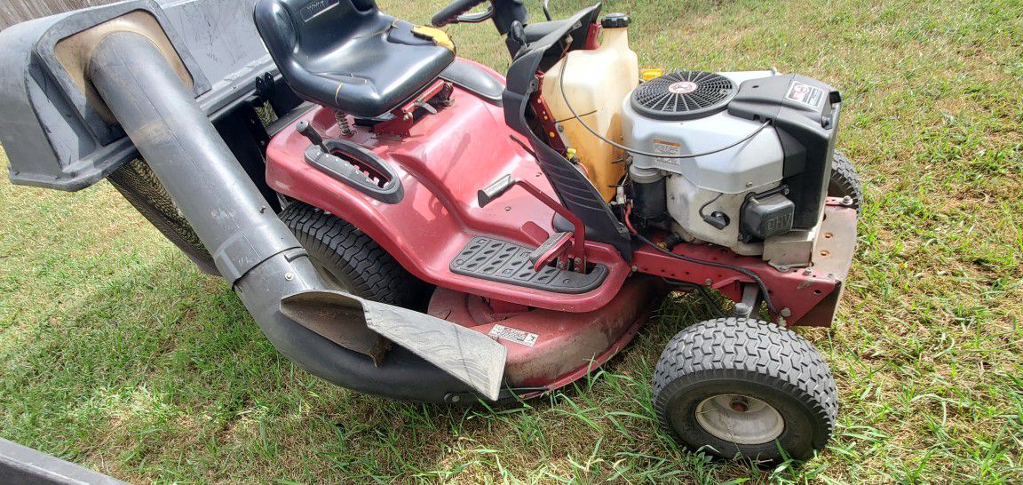 White Outdoor 42 riding lawn mower