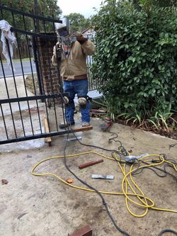 Se modifican puertas y se instalan swing gate motors