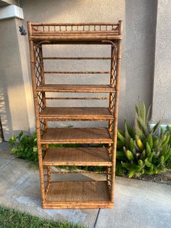 Selling this beautiful Bamboo 6 shelfs stand