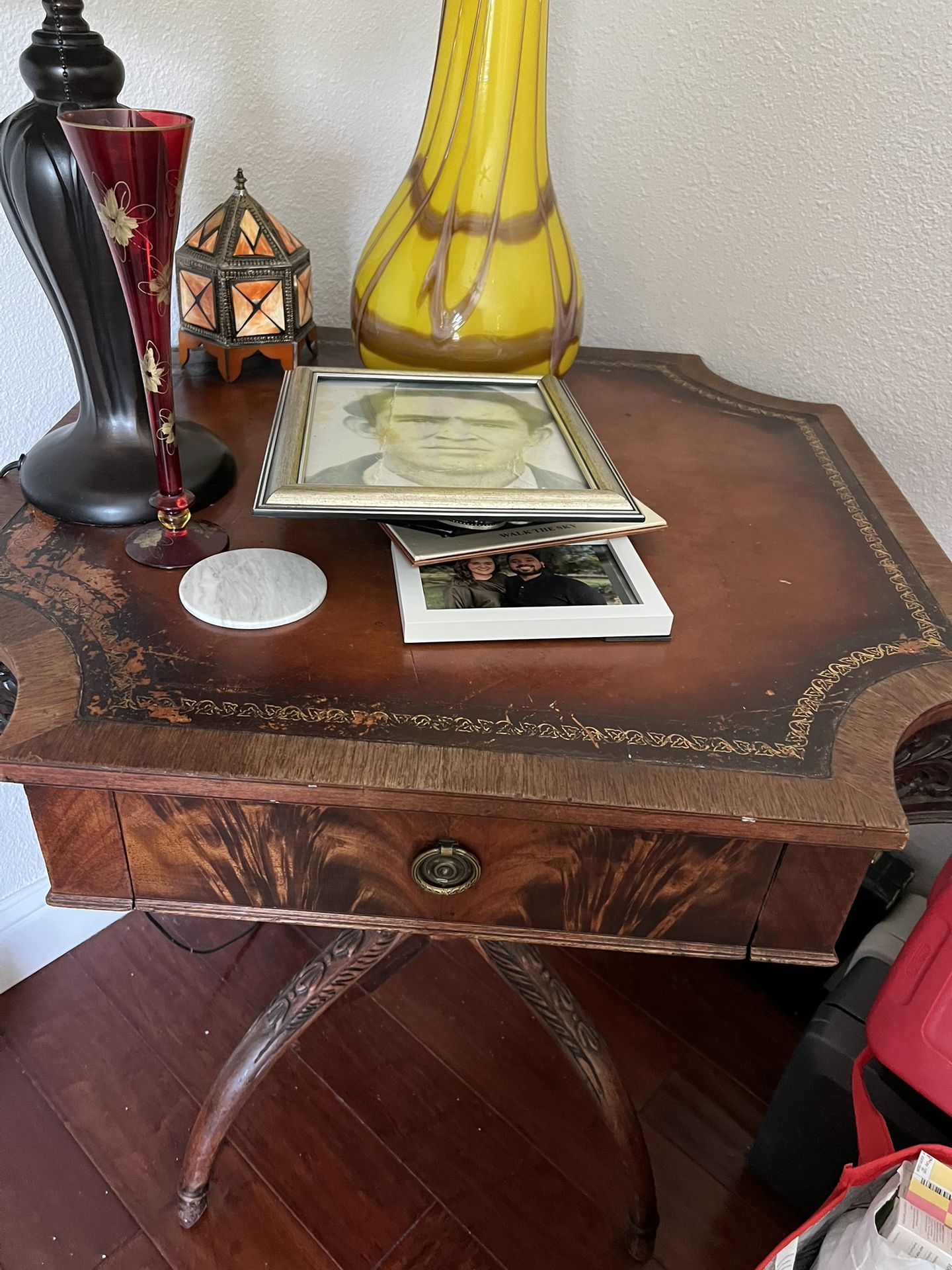 Antique Beuthiful Vintage Table