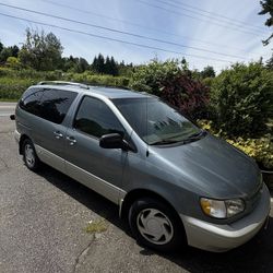 2000 Toyota Sienna. (212,268 MLS) 