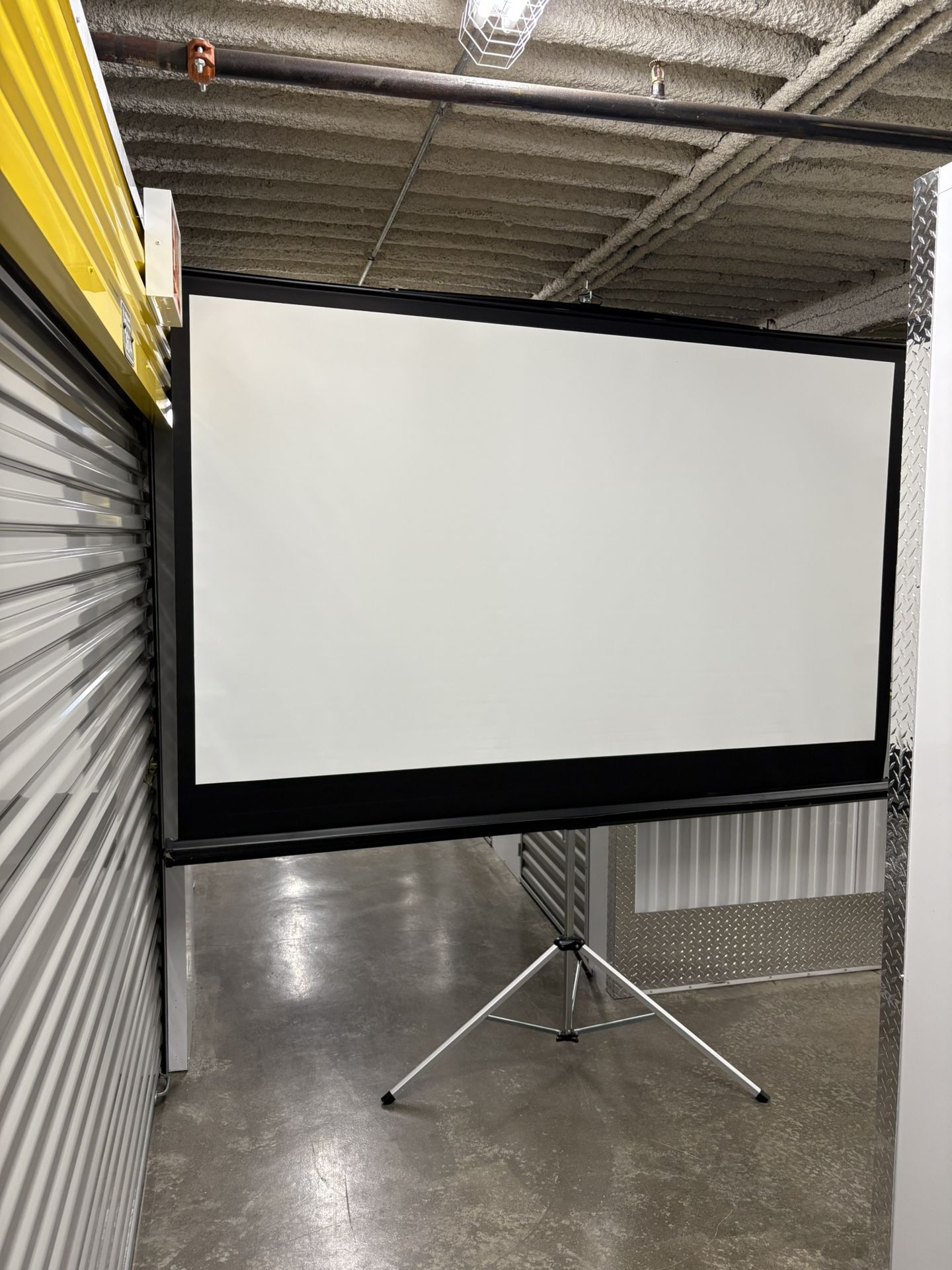 100” 16:9 Tripod Projection Screen