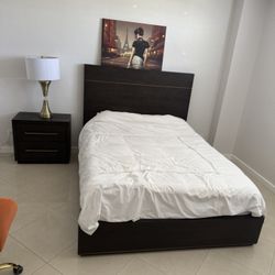 Queen Bedroom Set – Premium Macy’s Frame + Matching Dresser & Mirror