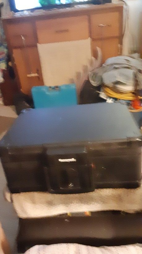 Honeywell #1233 Large Safe Box