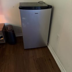 Galanz Mini Fridge with Freezer (Great Condition)