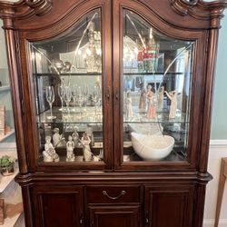 china cabinet / breakfront cabinet