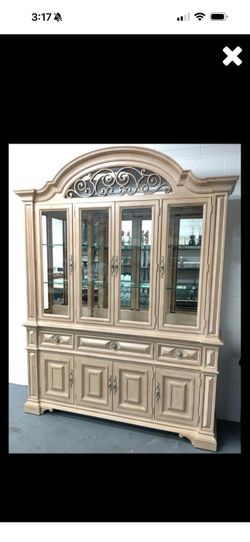 Thomasville china cabinet