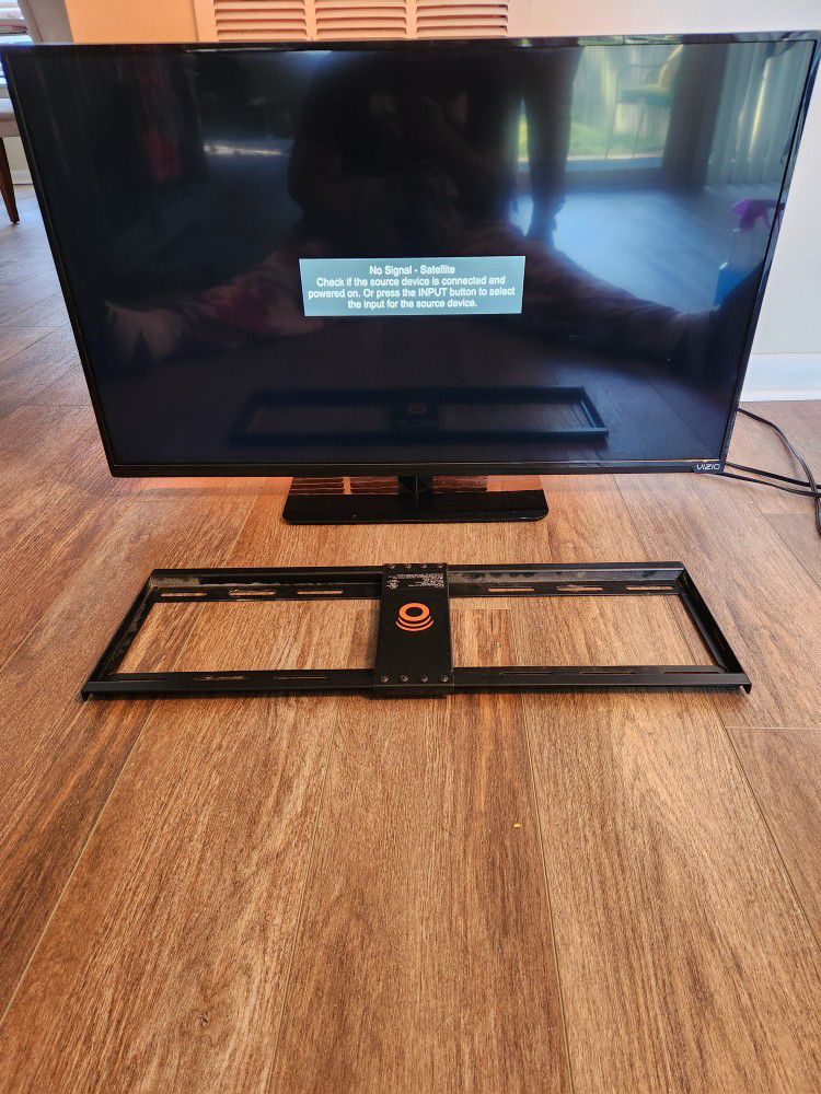 32 Inch VIZIO TV with Wall Mount & Stand