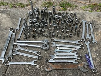 Tools like new I sell them because I no longer need them like new 146 pieces with backpack included