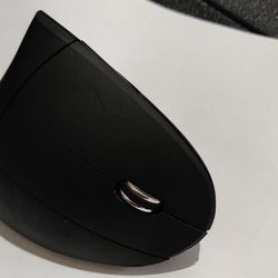 Wireless mouse, USB Missing Could Be Used For Parts