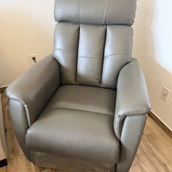 Leather Power Recliner w/ USB – Super Comfortable!