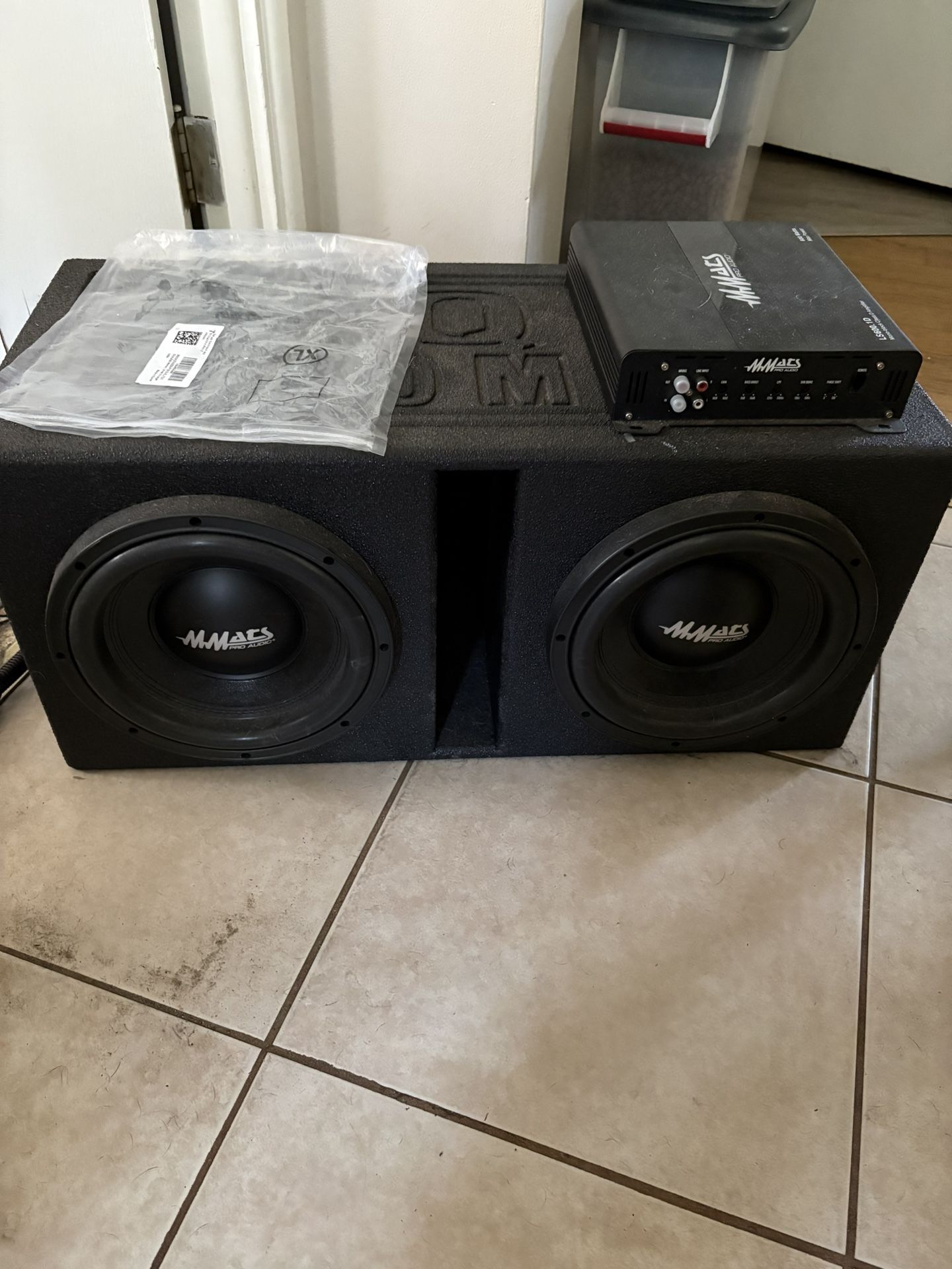 600 Watt AMP and Q Bomb Speaker Box
