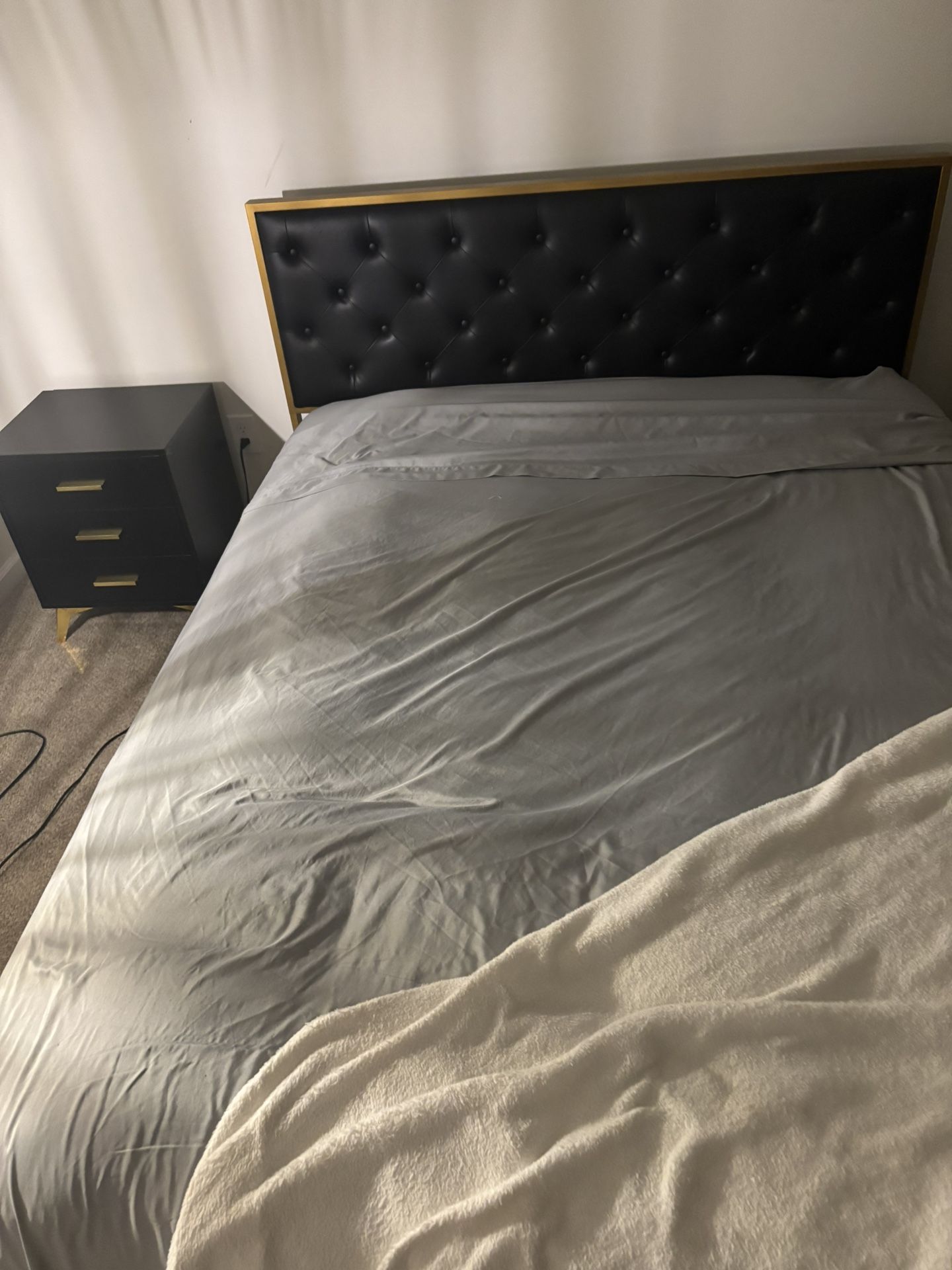 💤 Queen Bed Frame + Nightstand – Great Condition! (Mattress Not Included)