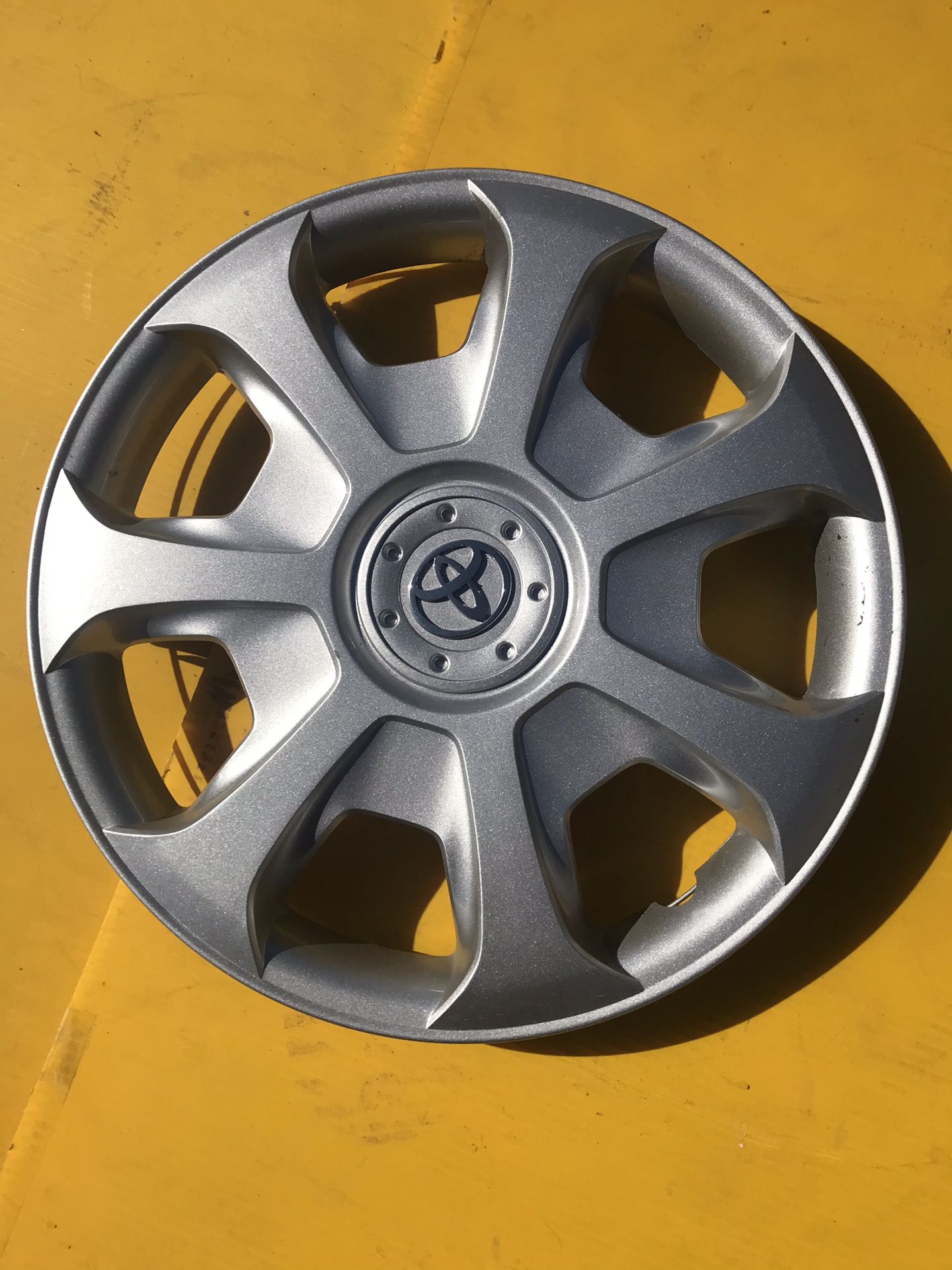 Toyota solars 1995-2000 hubcap 15”
