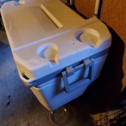 60 qrt Igloo cooler with wheels and expandable handle.  One of the side handles is messed up please see pics. 