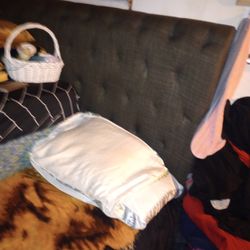 Se Vende Esta Cama Queen Con Colchón Incluido Es Usado