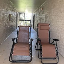 2 Reclining Lawn Chairs. 