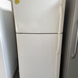 KENMORE WHITE TOP AND BOTTOM REFRIGERATOR 