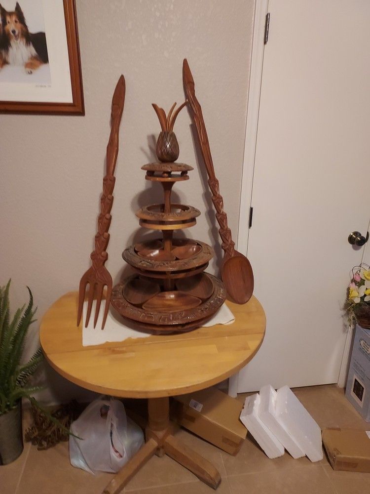 WOOD TURNTABLE WITH FORK AND SPOON