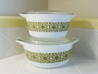 Vintage Pyrex Bowls w/lids - Set of 2