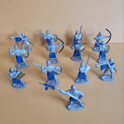 Lot Of 13 Medieval Foot Soldiers Knights War Posed 1/32 Scale
.