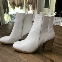 Elegant White Ankle Boots. Ladies Sz 8 boots by Pierre Dumas. Some scuffs