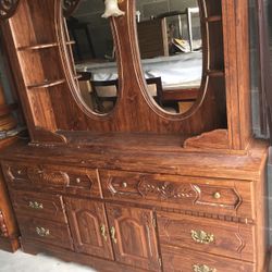 🍀SOLID WOOD DRESSER WITH BEAUTIFUL MIRROR🍀