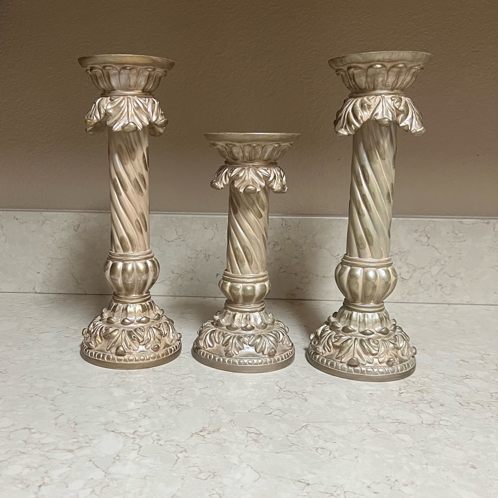 Set de 3 Portavelas De Home Interiors 9 1/2 tall and 12 tall .