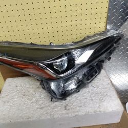2019 - 22 - TOYOTA PRIUS- RIGHT- HEADLIGHT 
