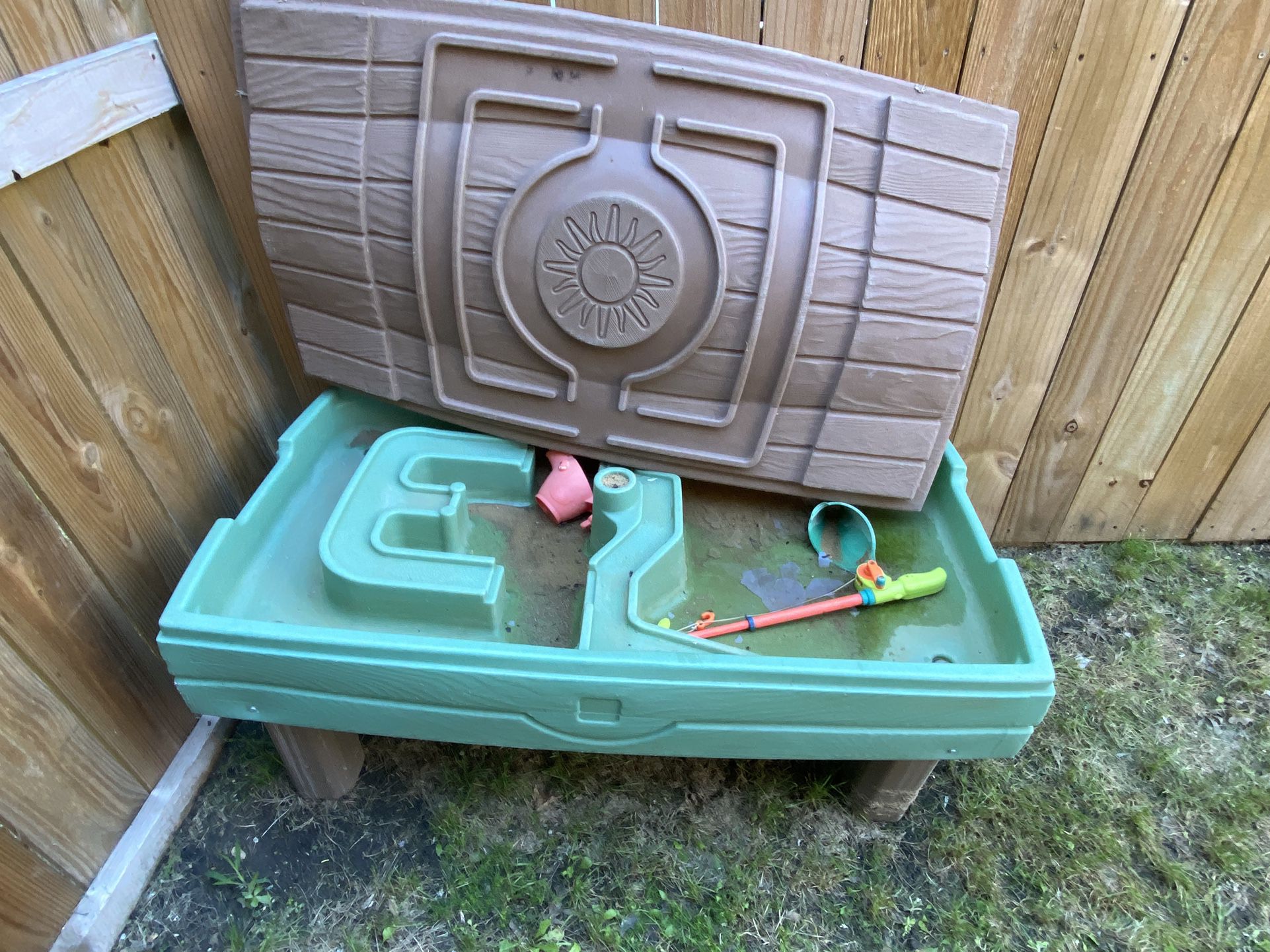 FREE: Kids Sandbox Table with Cover 