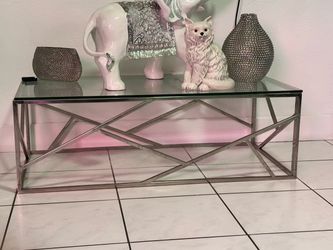 Mesa plateada con cristal